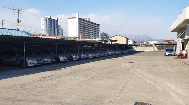 ▲ 김천시(시장 김충섭)는 코로나19 장기화로 어려움을 겪고 있는 운수업계 종사자 및 집합금지 업소를 대상으로 예비비 3억 5천만 원을 긴급 투입해 자체 재난지원금을 지원한다.ⓒ김천시