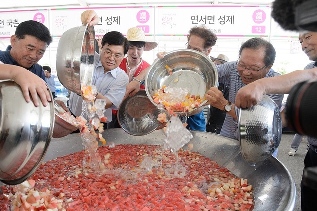 ▲ 2019년 세종조치원복숭아 축제 에서 이춘희 시장과 시민들이 복숭아 화채를 만들고 있다.ⓒ세종시