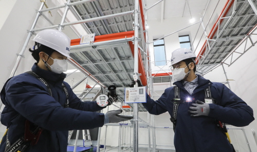 ▲ 안전체험학교 시스템비계에 설치된 붕괴사고예방 안전장비. 해당장비는 시설물 움직임을 감지해 붕괴위험 발생시 근로자에게 경고 및 대피신호를 전파한다. ⓒ DL이앤씨