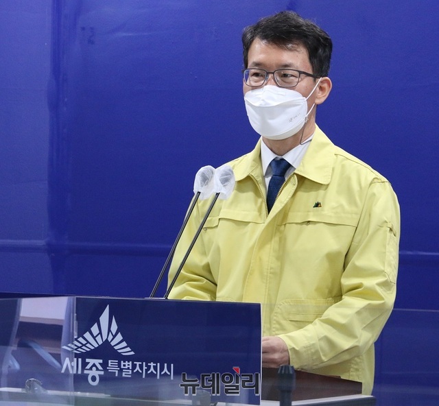 ▲ 조수창 세종시 자치분권국장이 18일 7월 자치경찰제 시행 등 2021년도 자치분권국 주요 업무계획을 발표하고 있다.ⓒ이길표 기자