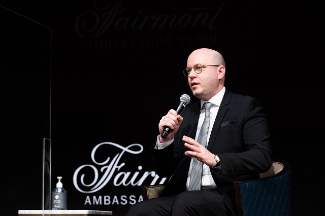 ▲ 18일 진행된 페어몬트 앰배서더 서울 개관 온라인 간담회에서 칼 가뇽 총지배인이 질문에 답하고 있다. ⓒ페어몬트 앰배서더 서울