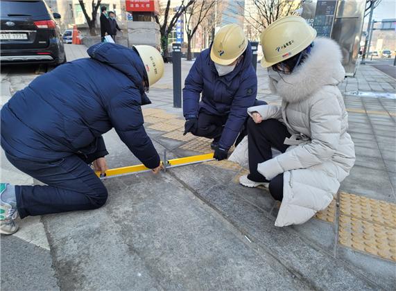 ▲ 서울시는 해빙기를 앞두고 안전한 보도 관리를 위해 269개 노선에 대해 오는 3월18일까지 점검을 진행한다. ⓒ서울시 제공