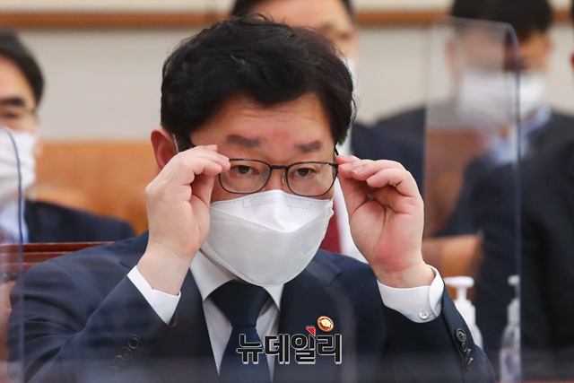 ▲ '택시기사 폭행' 의혹을 받는 이용구 법무부 차관이 '발열'을 이유로 18일 국회 법제사법위원회에 나오지 않으면서, 이날 법사위는 파행됐다. 사진은 이날 오전 회의에 참석해 기다리는 박범계 법무부 장관. ⓒ이종현 기자(사진=공동취재단)