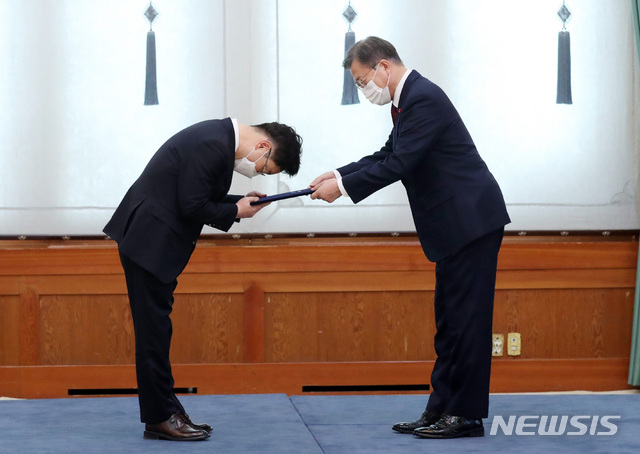 ▲ 문재인 대통령이 29일 오후 청와대에서 박범계 신임 법무부장관에게 임명장을 수여하고 있다. ⓒ뉴시스