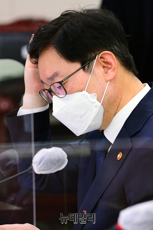 ▲ 18일 국회 법제사법위원회에 참석한 박범계 법무부 장관. ⓒ이종현 기자(사진=공동취재단)