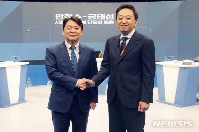 ▲ 서울시장 재보궐 선거에 출마한 국민의당 안철수 대표와 금태섭 전 의원이 18일 서울 상암동 채널A에서 단일화 토론에 앞서 기념촬영을 하고 있다.ⓒ뉴시스