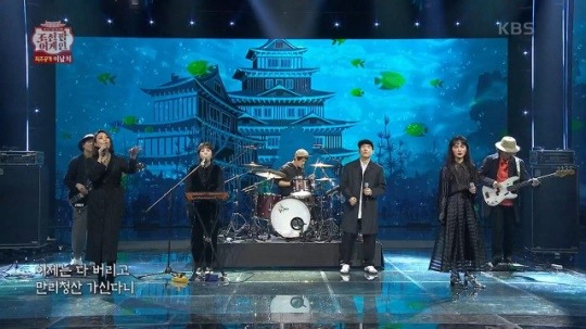 ▲ 지난 11일 방영된 KBS 2TV'조선팝 어게인'에서 퓨전국악 밴드 '이날치'가 신곡 '여보나리'를 공연하는 장면.  ⓒKBS '조선팝 어게인' 방송 화면 캡처.