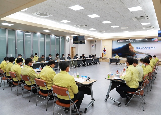 ▲ 영양군(군수 오도창)은 2월 18일 군청 대회의실에서 영양군 관계자 및 영양군민 공약 평가단(위원장 임시권) 40여 명이 참석한 가운데 공약사업 추진상황(20년말 기준) 보고회를 개최했다.ⓒ영양군