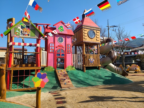 ▲ 롯데그룹이 충북 교현동에 마련한 ‘맘편한 놀이터’ 16호점. ⓒ롯데