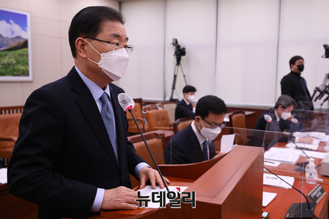 ▲ 지난 18일 국회 외교통일위원회 전체회의에 출석해서 의원들의 질의에 답변하는 정의용 외교부 장관. ⓒ국회공동취재단.