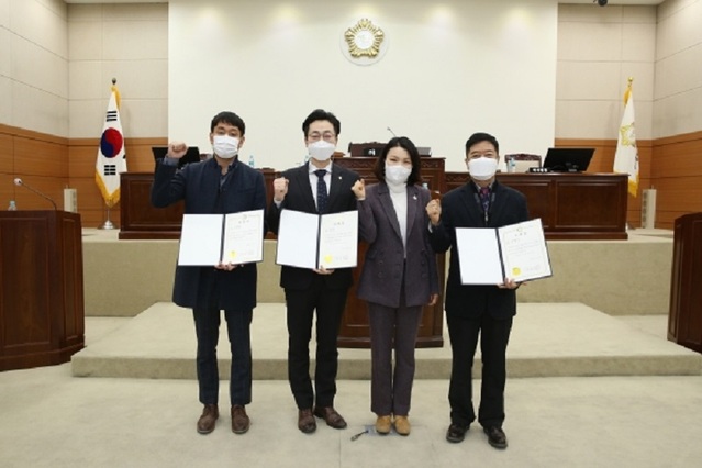 ▲ 대전 유성구의회가 18일 2021회계연도 결산 검사위원을 위촉했다.ⓒ대전유성구의회
