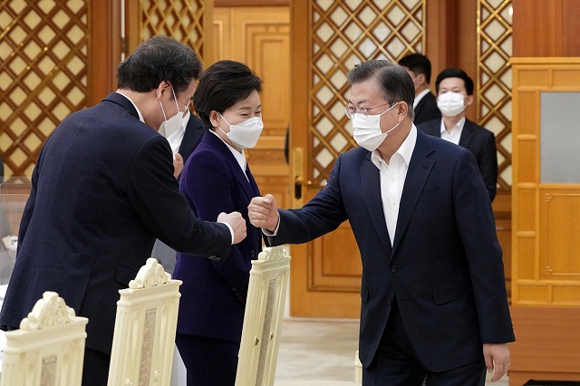 ▲ 문재인 대통령이 19일 오전 청와대 본관에서 열린 더불어민주당 지도부 초청 간담회에서 참석자와 인사하고 있다. ⓒ청와대