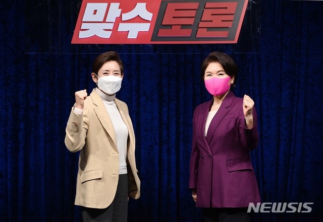 ▲ 서울시장 보궐선거에 출마한 국민의힘 나경원(좌측)·조은희 예비후보가 19일 오후 서울 용산구 백범김구기념관에서 열린 '2차 맞수토론'에 앞서 포즈를 취하고 있다.ⓒ뉴시스(국회사진기자단)