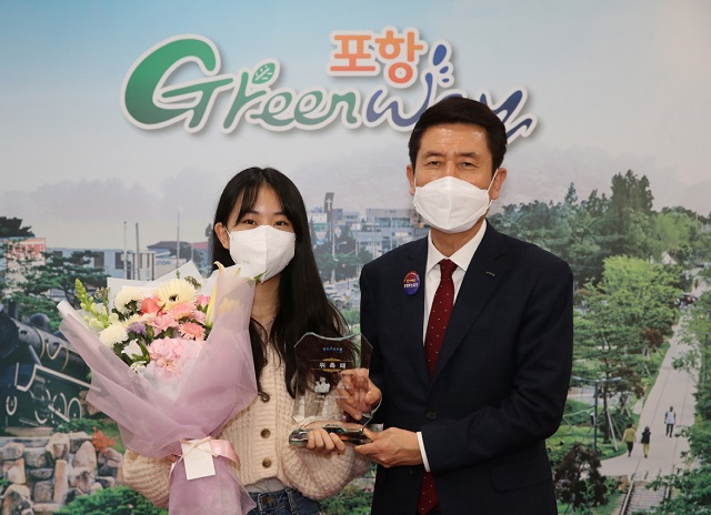 ▲ 이강덕 포항시장(오른쪽)과 전유진양이 홍보대사 위촉식을 갖고 기념촬영을 하고 있다.ⓒ포항시