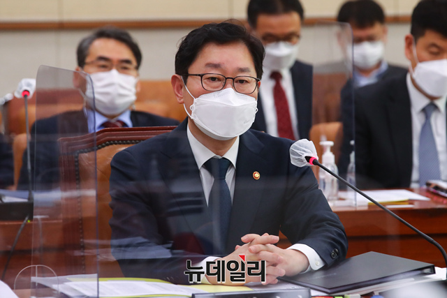 ▲ 박범계 법무부 장관이 18일 오전 국회에서 열린 법제사법위원회 전체회의에서 의원들의 질문에 답하고 있다. ⓒ뉴데일리DB