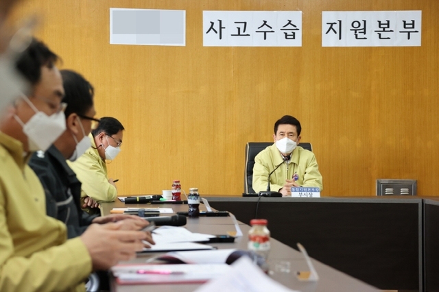 ▲ 이강덕 포항시장이 20일 오전 구룡포수협에 마련된 사고수습지원본부를 방문해 실종자 수색에 최선을 다해 달라고 당부하고 있다.ⓒ포항시