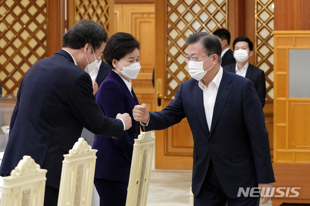 ▲ 문재인 대통령이 지난 19일 청와대에서 열린 더불어민주당 지도부와의 간담회에서 이낙연 더불어민주당 대표와 주먹 인사를 하고 있다. ⓒ뉴시스