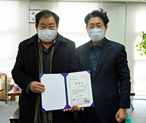 ▲ 윤형권 세종시태권도협회 회장(오른쪽)이 양철민 위원장에게 위촉장을 수여한 뒤 기념촬영 하고 있다.ⓒ세종시태권도협회