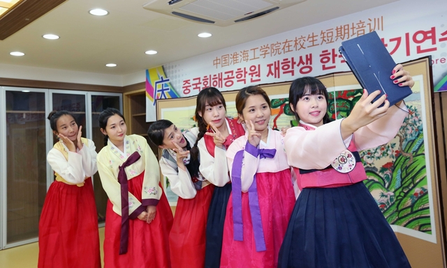 ▲ 사진은 영진전문대에 재학 중인 외국인 유학생들이 한복입기 체험에 나서 기념촬영을 하고 있다.ⓒ영진전문대