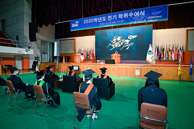 ▲ 대구한의대학교(총장 변창훈)는 지난 19일 11시 기린체육관에서 대면·비대면(유튜브 및 Google Meet) 복합방식을 통해 2020학년도 학위수여식을 했다.ⓒ대구한의대
