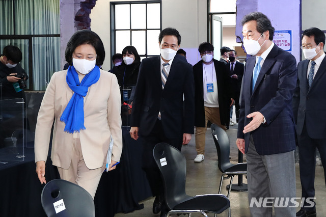 ▲ 21일 오후 4시30분쯤 서울 성동구 레이어57에서 진행된 '서울시장 선출 경선대회 합동연설회'에 참석한 박영선·우상호 예비후보와 이낙연 대표. ⓒ뉴시스(사진=국회사진기자단)