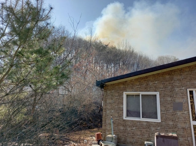 ▲ 충북 영동군 매곡면 옥전리 야산 산불.ⓒ충북도소방본부