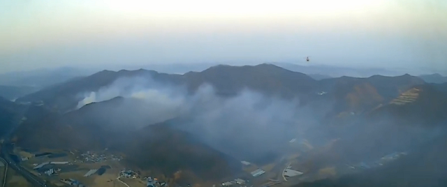 ▲ 21일 오후 7시 18분쯤 충남 논산시 벌곡면 한 야산에서 발생한 산불.ⓒ산림청 웹하드