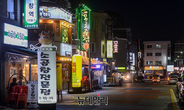 ▲ 신종 코로나바이러스 감염증(코로나19)이 상권 지형을 바꿔 놓고 있다. ‘소비 후 퇴근’에서 ‘퇴근 후 소비’ 문화로 바뀌면서 서울 명동 등 ‘A급지’ 상권이 몰락하고, 하급지로 꼽히던 주택 밀집지 인근 점포들이 상위권으로 치고 올라섰다.ⓒ뉴데일리DB