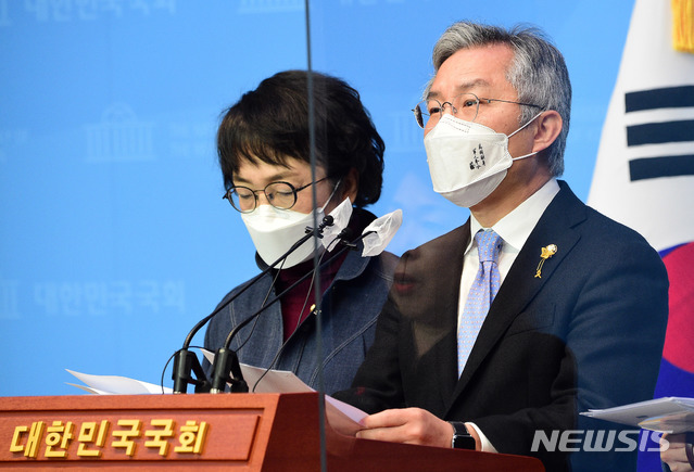 ▲ 최강욱 열린민주당 대표가 지난해 12월 11일 국회 소통관에서 검찰청법-법원조직법 일부개정법률안 대표 발의 기자회견을 갖고 있다. 왼쪽은 김진애 열린민주당 의원. ⓒ뉴시스