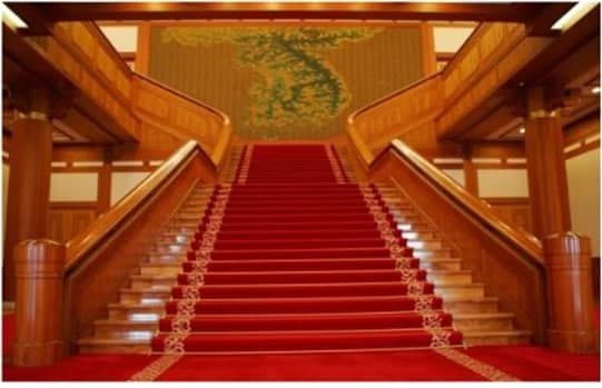 ▲ 청와대 본관 1층과 2층을 잇는 계단. 에스컬레이터는 존재하지 않는다.ⓒ자료=강훈 변호사