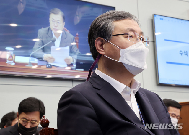 ▲ 신현수 대통령비서실 민정수석이 22일 청와대에서 열린 수석·보좌관 회의에 참석해 문재인 대통령의 발언을 듣고 있다. ⓒ뉴시스