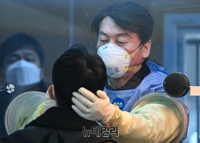 ▲ 안철수 국민의당 서울시장 예비후보가 지난달 15일 오전 서울 중구 서울광장에 마련된 임시선별검사소에서 의료자원봉사에 나서 검체채취를 하고 있다.ⓒ권창회 기자