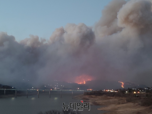 ▲ 이번 산불로 인해 안동시 임동면 주변 산이 온통 검게 변하며 불탔고 이번 산불로 200ha가 소실됐다.ⓒ뉴데일리