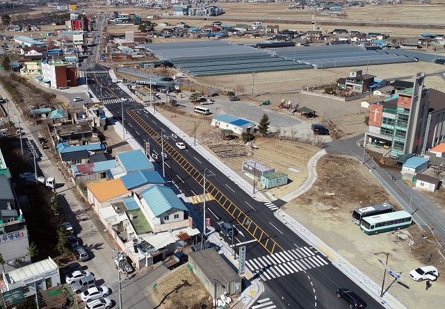 ▲ 경주시가 안강읍의 관문인 안강네거리 입구 ‘안강중앙도시계획도로’ 확장 공사가 착공 16년 만에 전 구간 확장 개통을 앞두고 있다.ⓒ경주시