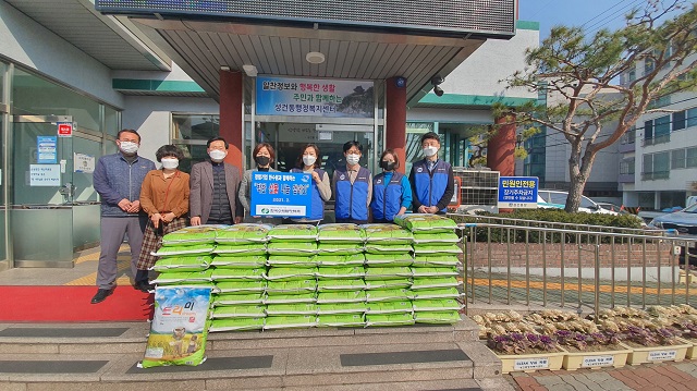 ▲ 한수원 디지털혁신추진단은 경주시 성건동 행정복지센터를 방문해 지역사회에 따뜻한 온정을 전달했다.ⓒ한수원