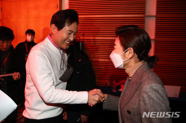 ▲ 지난 16일 서울 용산구 백범김구기념관에서 열린 국민의힘 1차 맞수토론에서 오세훈 예비후보(왼쪽)와 나경원 예비후보가 악수하는 모습. ⓒ뉴시스(사진=국회사진기자단)
