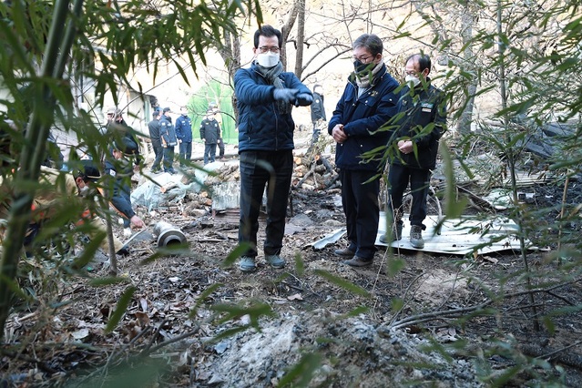 ▲ 22일 영동군 매곡면 산불 발생 현장을 방문한 이시종 충북지사(왼쪽).ⓒ충북도
