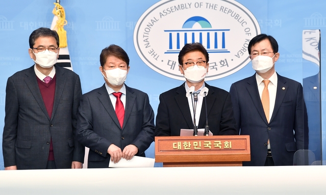 ▲ 권영진 대구시장과 이철우 경북도지사가 23일 국회 소통관에서 ‘대구경북 신공항 특별법’ 의 조속한 제정을 촉구하는 성명서를 발표했다(왼쪽부터 곽상도 국민의힘 대구시당 위원장, 권영진 시장, 이철우 지사, 이만희 국민의힘 경북도당 위원장).ⓒ경북도