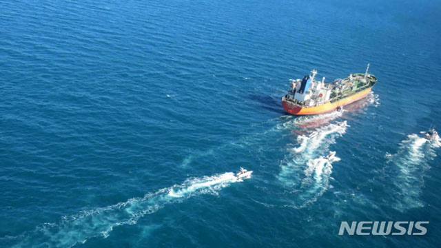▲ 지난 1월 이란 이슬람 혁명수비대에 나포 당하는 한국 유조선 '한국케미'호. ⓒ뉴시스 AP. 무단전재 및 재배포 금지.
