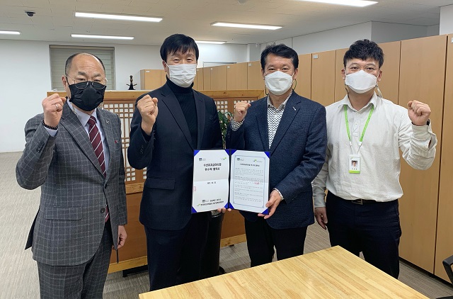 ▲ 경주시는 한국토지주택공사 대구경북지역본부와 저소득층 주거급여 수선유지급여 위·수탁 업무협약을 체결한 후 기념촬영을 하고 있다.ⓒ경주시