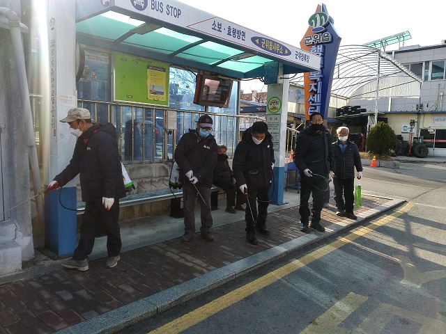 ▲ 군위읍은 코로나19 긴급 차단방역을 실시했다.ⓒ군위군