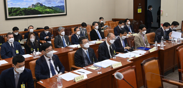 ▲ 우무현 GS건설 대표이사(앞줄 왼쪽), 한성희 포스코건설 대표이사(앞줄왼쪽 두번째), 이원우 현대건설 대표이사(앞줄왼쪽 네번째), 한영석 현대중공업 대표이사(앞줄왼쪽 여섯번째), 조셉 네이든 쿠팡풀민먼트서비스 대표이사(뒷줄왼쪽), 신영수 CJ대한통운 택배부문 대표(뒷줄왼쪽 세번째부터), 박찬복 롯데글로벌로지스 대표이사, 정호영 LG디스플레이 대표이사, 최정우 포스코 대표이사 ⓒ 연합뉴스