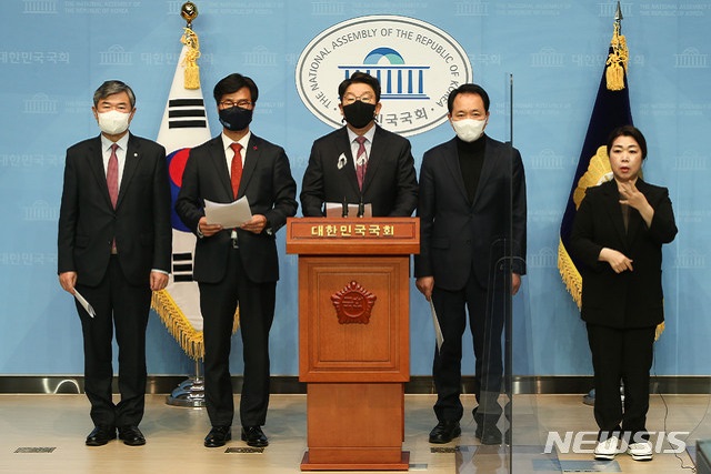 ▲ 국민의힘 탈원전·북원전 진상조사특별위원회 권성동 위원장을 비롯한 의원들이 23일 서울 여의도 국회 소통관에서 신한울 3, 4호기 공사재개 촉구 기자회견을 하고 있다.ⓒ뉴시스