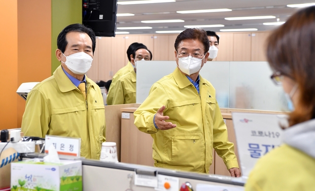 ▲ 이 지사는 중앙재난안전대책본부 회의에 성실하게 참석해 중앙부처에 지역의 현안사항을 적극 건의하는 등 정부와 코로나19 대응에 공조를 맞춰 왔다. 사진은 지난해 정세균 국무총리가 경북도 코로나19 대책본부를 찾은 장면.ⓒ경북도