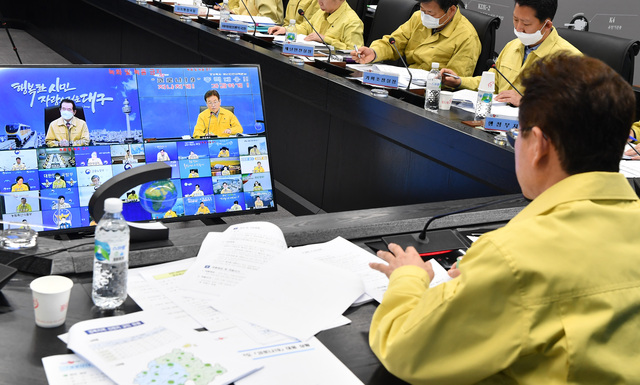 ▲ 경북도는 23일 이 지사가 중앙재난안전대책본부 회의에 163회를 참석해 참석율 47.5%로 17개 광역자치단체장 중 가장 많이 참석한 것으로 나타났다. 사진은 이 지사가 중대본 회의에 참석한 모습.ⓒ경북도