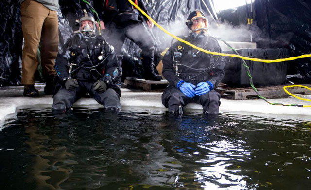 ▲ 최근 미해군이 미네소타주 리플리 기지에서 벌인 혹한기 잠수훈련 모습. 이 정도 장비로도 겨울바다에서 몇 시간 씩 있기 어렵다. ⓒ미해군 트위터 캡쳐.