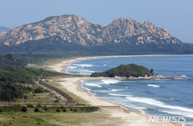 ▲ 강원 고성군 통일전망대에서 바라본 북한. 여기서 머지 않은 곳에서 '수영귀순'이 발생했다. ⓒ뉴시스. 무단전재 및 재배포 금지.