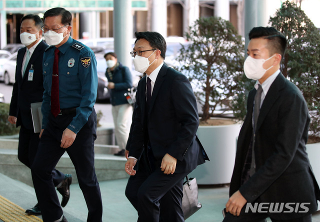 ▲ 김진욱 고위공직자범죄수사처(공수처)장이 23일 오후 김창룡 경찰청장을 예방하기 위해 서울 서대문구 미근동 경찰청으로 들어서고 있다. ⓒ뉴시스