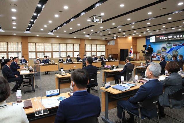 ▲ 대구 수성구(구청장 김대권)와 경북 경산시(시장 최영조)는 23일 경산시청 대회의실에서 ‘수성·경산 경제협력 기본구상 용역’ 최종보고회를 열고, 생활권 중심의 지역 발전전략과 상생협력에 대해 논의했다.ⓒ수성구