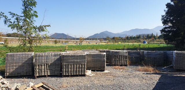 ▲ 달성군(군수 김문오)이 관내 인도정비 사업장에서 발생하는 폐보도블록을 폐기물로 처리하는 대신 주민들에게 무상으로 나눠줘 예산 절감 및 주민들로부터 호응을 얻고 있다.ⓒ달성군